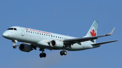 Самолёт Air Canada начал дымиться сразу после взлёта