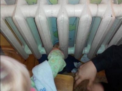 В Мариинске трёхлетний мальчик засунул руку в батарею и не мог её оттуда вытащить