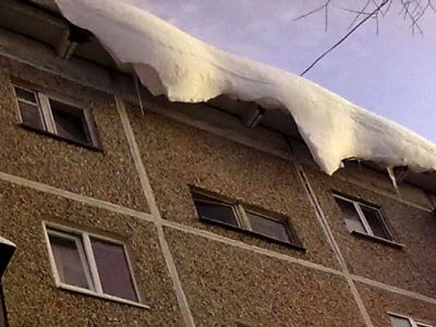 Опасность схода с крыш зданий снежно-ледяных масс