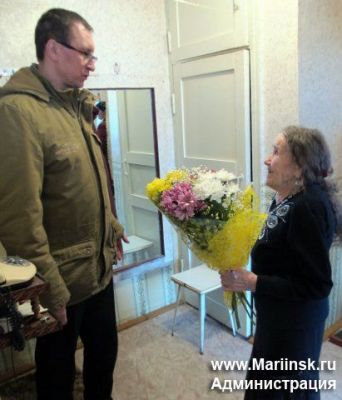 Александр Кривцов поздравил с 8 марта самую старейшую жительницу района