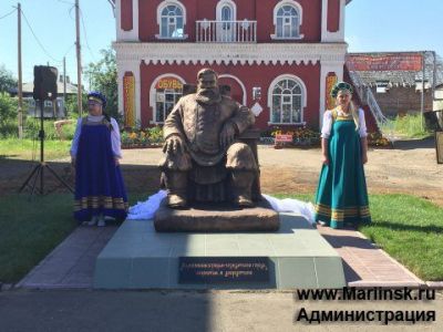 В Мариинске открыли скульптуру «Купец»