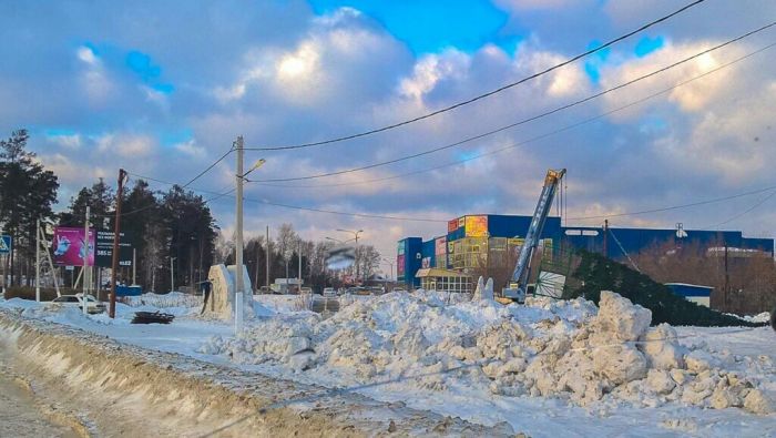 ЧС: От сильного ветра в Мариинске упала городская новогодняя ёлка.