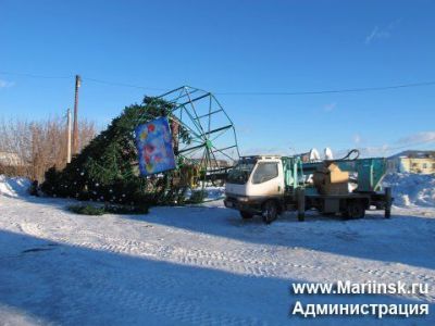 ЧС: От сильного ветра в Мариинске упала городская новогодняя ёлка.