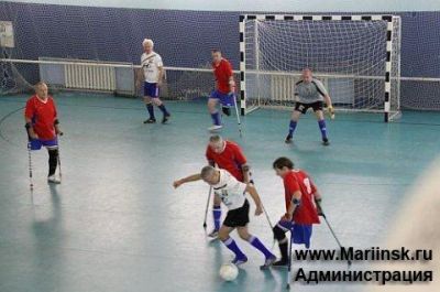 Футболисты-ампутанты сыграли товарищеский матч с ветеранами спорта Кузбасса