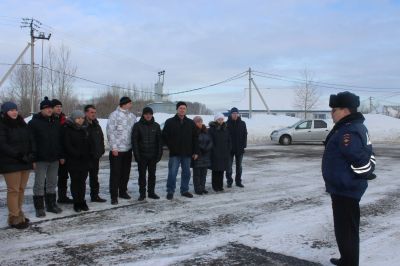 В Мариинске начальник местной Госавтоинспекции встретился с инспекторами по вождению и учениками автошколы «За рулём»