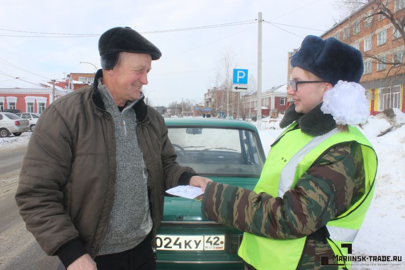 Во  время празднования  дня защитника Отечества мариинские школьницы  поздравили водителей с праздником