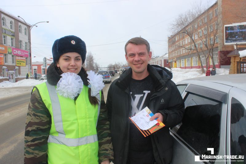 Во  время празднования  дня защитника Отечества мариинские школьницы  поздравили водителей с праздником