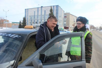 Во  время празднования  дня защитника Отечества мариинские школьницы  поздравили водителей с праздником