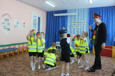 В Мариинске педагоги и сотрудники местной Госавтоинспекции организовали для воспитанников детского сада «Дорожные старты»