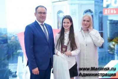 Илья Середюк в преддверии Дня России вручил паспорта кузбасским школьникам