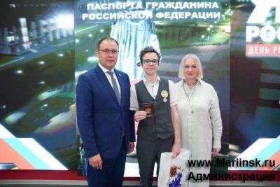 Илья Середюк в преддверии Дня России вручил паспорта кузбасским школьникам