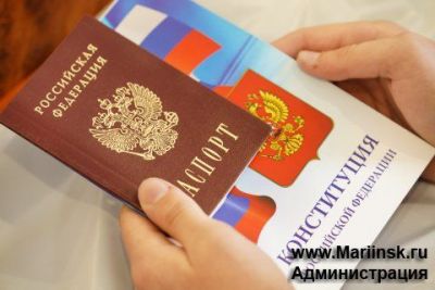 Илья Середюк вручил паспорта активистам Движения Первых